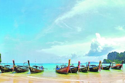 “Gran panoràmica de la preciosa platja de Railay en un dia d'estiu amb un cel clar. La mar està plena de barques amarrades esperant els turistes”, explica el Karim d'aquest viatge.