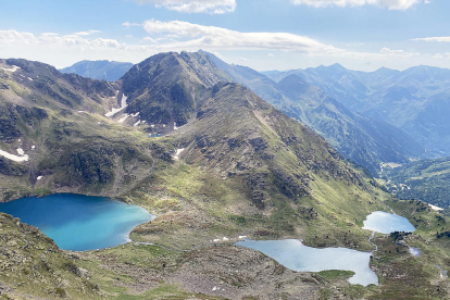 En Tomàs quan mira aquesta fotografia dels estanys de Tristaina té molt clar que “no hi ha res millor que gaudir de l'estiu i del relax a les nostres muntanyes gaudint de paisatges com aquest. És un privilegi viure a Andorra!”.