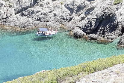 Cala Tamariua a l'Alt Empordà, “quan la presència de turistes i residents ja comença a ser notable, amb unes aigües transparents i blaves que conviden a banyar-se”, així és com descriu la Pepita Rillo aquest moment capturat en imatge.