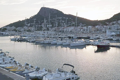 El port de l'Estartit durant una posta de sol. “Qualsevol dia que hi vagis la vista et continua semblant meravellosa”, declara Xavier Rillo.