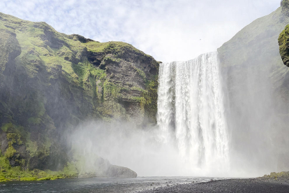 La Laia Carballo ens envia aquesta fotografia de la cascada d'Skógafoss, al sud d'Islàndia, on va fer parada durant la ruta en cotxe que va fer pel país.