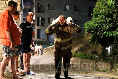 Un bomber carregat amb bombones per arribar a l'edifici de l'incendi a Escaldes