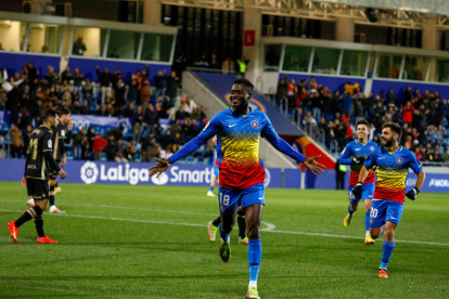 Mustapha Bundu celebra un dels gols que va marcar ahir contra el CD Lugo.