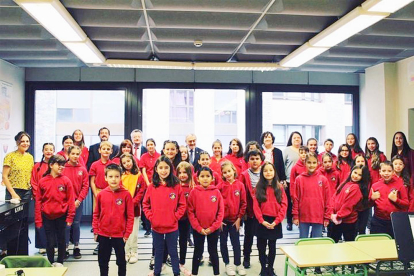 La seu de primària del María Moliner va rebre la visita de les autoritats de la conselleria d'Educació a Andorra, entre les quals l'ambaixador espanyol, Àngel Ros. El cor de l'escola va cantar l'himne del centre i els alumnes van recitar poemes i cançons.