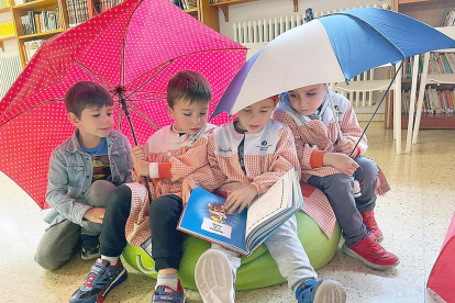 Els nens i nenes del col·legi Sant Ermengol van aixoplugar-se sota el paraigua de la lectura a la biblioteca del centre educatiu per fer ploure la imaginació!