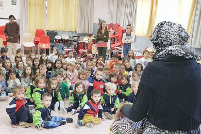 Els d'infantil del Safa d'Escaldes van rebre la visita de la Maria Castanyera un any més. Els nens i nenes la van acollir i li van donar panellets, castanyes i rams de flors com a obsequi.