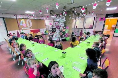 Els infants de maternal A i de maternal B de l'escola andorrana d'Encamp s'han ajuntat per gaudir d'un dinar de germanor en una gran taula. Tot el menjar estava boníssim!