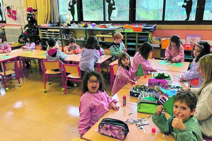 Els infants de maternal B de l'escola andorrana de Sant Julià han començat a preparar les manualitats i els regals per guarnir les llars. Els podreu veure a la Fira de Santa Llúcia.