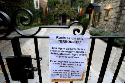 Manifest de protesta a la porta del consolat rus
