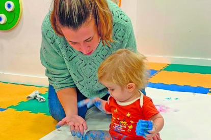 Les mares i els nadons van compartir moments a l'escola d'art laurediana creant junts i gaudint amb la pintura i experimentant el poder de la imaginació amb els nadons.