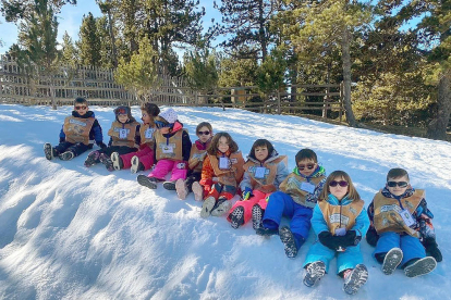 Els nens i nenes de maternal B de l'escola andorrana de Sant Julià van gaudir del primer dia a la neu! Tots junts van aprofitar les nevades d'aquests dies per posar-se els esquís, llançar-se en trineu i fer el pícnic plegats! Ara més i millor.