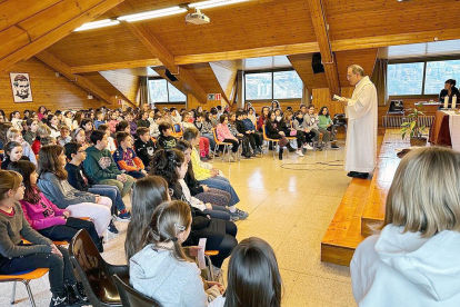 Els alumnes del Sant Ermengol van aturar les classes per celebrar la festa de la Mare Janer. Van fer tallers i van tenir un moment d'oració amb els mossens Toni Elvira i Pepe Chisvert.