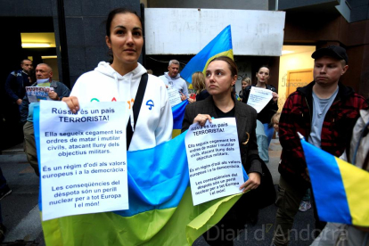 Protesta contra els bombardejos de Rússia a Ucraïna
