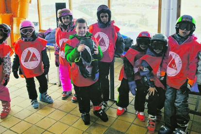 El col·legi María Moliner comença la temporada d'esquí escolar estrenant petos vermells. Una jornada de moltes rialles i aprenentatge on els nens han pogut gaudir de la neu.