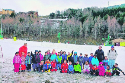 Els infants de maternal B de l'escola andorrana de la capital han donat per iniciat l'any esquiant a la pista de Canaro. Quines ganes de repetir-ho després de tanta diversió!