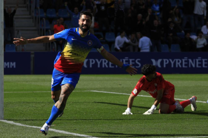 El davanter Carlos Martínez celebra el seu segon gol, ahir a l'Estadi Nacional.