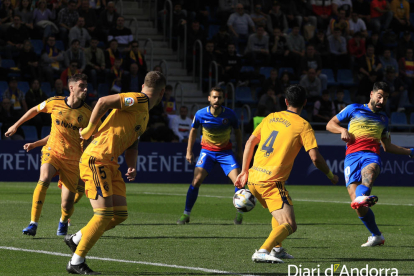 El davanter Carlos Martínez marca el seu primer gol, ahir a l'Estadi Nacional.