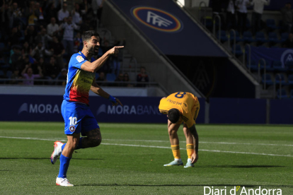 El davanter Carlos Martínez celebra el seu primer gol, ahir a l'Estadi Nacional.