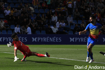 El davanter Carlos Martínez marca el seu segon gol, ahir a l'Estadi Nacional.