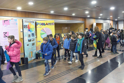 Durant l'activitat escolar, els estudiants van exposar al vestíbul del Centre de Congressos una mostra sobre les seves parròquies per donar-les a conèixer entre els participants.