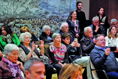 La sala de plens del comú d'Andorra la Vella va quedar plena de gom a gom de familiars que volien assistir al moment de presa de jurament de David Astrié i Miquel Canturri com a cònsols, després de la renúncia de Conxita Marsol per anar a les eleccions.