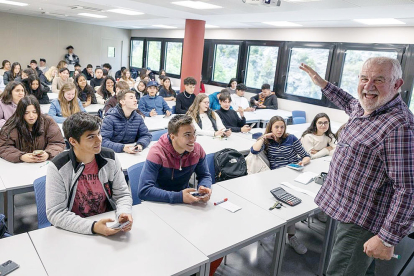 Més de 350 alumnes de primer de batxillerat dels tres sistemes educatius del país van visitar la Universitat d'Andorra en el marc de la diada universitària, una jornada de portes obertes perquè els preuniversitaris descobrissin les instal·lacions.