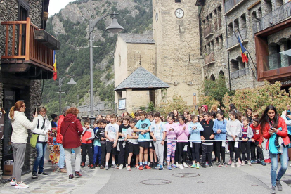 Els nens i nenes d'Ordino van participar en la cursa contra la fam, una fita solidària unida amb l'esport en què els infants participen per recaptar fons per acabar amb la desnutrició.