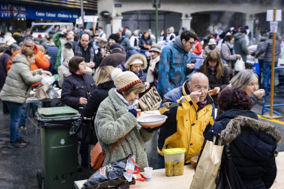 Desenes de persones s'han aplegat a la plaça Guillemó per menjar l'escudella de la capital