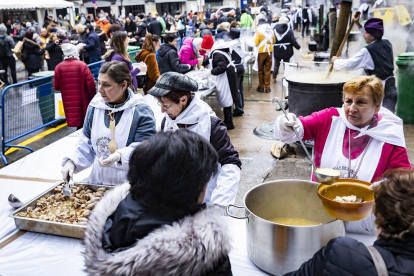 La Confraria d'escudellaires d'Andorra la Vella ha repartit 3.000 racions