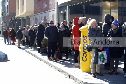 Cues de ciutadans esperant menjar l'escudella de Sant Sebastià