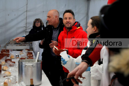 Pere López degustant l'escudella de Sant Sebastià