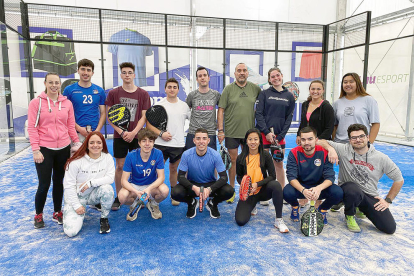 Els participants a la jornada solidària de la Universitat d'Andorra van competir en un torneig de pàdel i un de futbol sala. Els alumnes també van gaudir d'una classe magistral de zumba a la plaça de la Germandat de Sant Julià de Lòria.