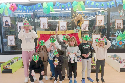 Encamp va donar el tret de sortida a les activitats de Sant Jordi amb tallers a la biblioteca. Els nens i nenes van lluir les creacions en una representació teatral improvisada.