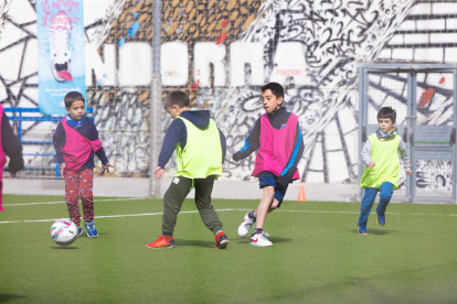 Futbol, skate o bàsquet són alguns dels esports que han pogut practicar els infants durant el pont de Pasqua a la parròquia d'Escaldes-Engordany.