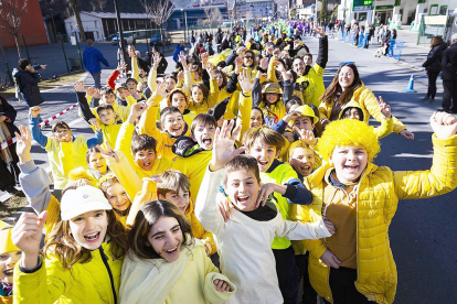 La rua interescolar dels centres d'Andorra la Vella i Santa Coloma es va convertir en una explosió de colors amb més de dos milers d'infants disfressats i contents per formar l'arc de Sant Martí en un matí ben assolellat.