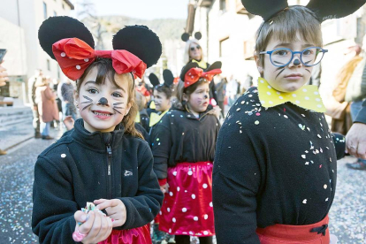 Els carrers massanencs es van omplir amb vuit centenars d'alumnes de totes les escoles que van lluir tota mena de disfresses per celebrar el Carnaval.