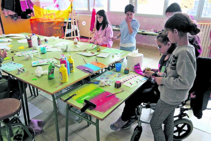 Una cinquantena de petits artistes van formar part de les Art Vacances de l'Escola d'Art de Sant Julià de Lòria. Els infants van practicar joieria, brodat, estampació i aquarel·la.