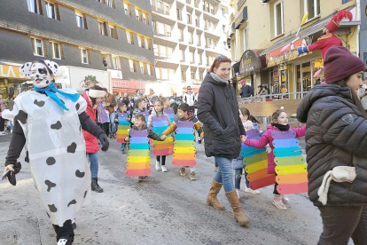 Els escolars del Pas de la Casa van desfilar pels carrers del poble acompanyats d'un espectacle itinerant abans de gaudir d'una representació infantil a la sala de festes.