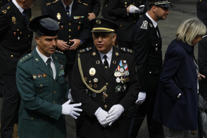 Representants d'institucions i cossos especials nacionals a l'acte d'honor a la bandera