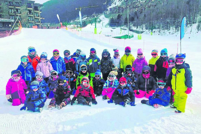 Els infants de maternal B de l'escola andorrana de la capital van gaudir d'un dia assolellat de neu i diversió al Canaro. S'ho van passar genial jugant amb els companys.