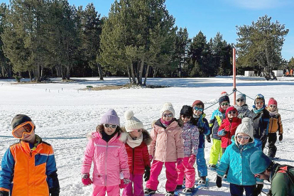 Els alumnes del Sant Ermengol van gaudir d'un dia de neu a Naturland per iniciar-se a la pràctica de l'esquí de fons i acabar el dia amb una petita ruta amb raquetes de neu.
