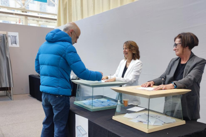 L'excap de Govern Toni Martí votant a Escaldes