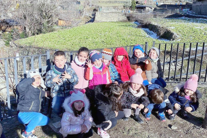 La classe dels Pomers i la dels Avets de l'escola andorrana de Sant Julià de Lòria van sortir a passejar per la natura per observar de prop els efectes de l'hivern.