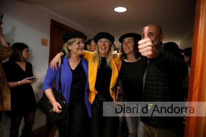 Les candidates demòcrates d'Ordino celebrant la victòria a la parròquia
