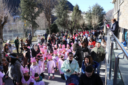 Els infants d'Encamp disfressats per carnaval