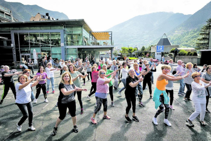 El curs de les activitats de la gent gran del Comú d'Andorra la Vella ha arribat a la seva fi i els padrins ho van celebrar amb balls, gimnàstica i pilates a la plaça del poble.