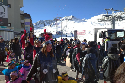 Les rues de carnestoltes omplen el país