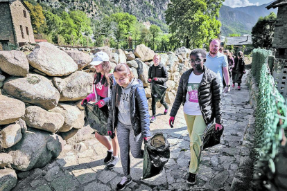 Els joves del país van sortir a la muntanya per participar en el Clean Up Day, una jornada dedicada a la neteja i conservació de les zones verdes sense residus. A Andorra la Vella els alumnes van centrar-se en la recollida de brossa a Santa Coloma.