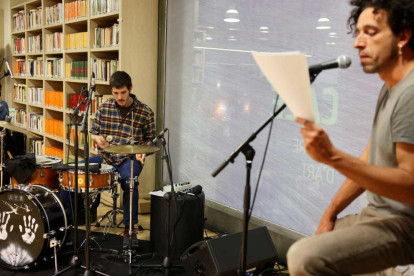 El poeta Arnau Orobitg i el músic Arnau Obiols a Escaldes-Engordany.