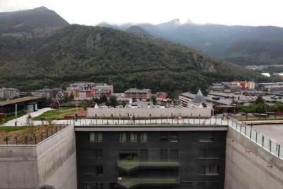 La passarel·la amb accés a la plaça del Poble i a l'avinguda Meritxell des de Prat de la Creu